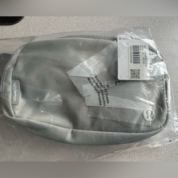 lululemon athletica Handbags - NWT Gray Lululemon Everyday belt bag.